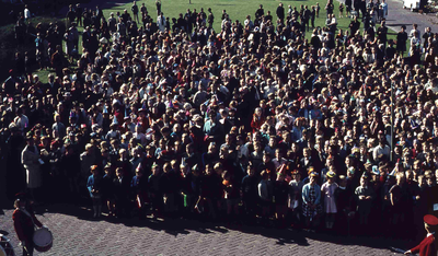 DIA41595 Volkszang voor het gemeentehuis tijdens Koninginnedag; 30 april 1966