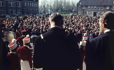 DIA41596 Volkszang voor het gemeentehuis tijdens Koninginnedag; 30 april 1966