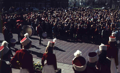 DIA41597 Volkszang en muziek voor het gemeentehuis tijdens Koninginnedag; 30 april 1966