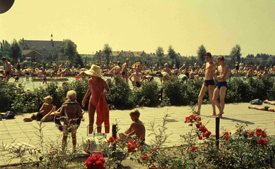 DIA41655 Recreatie in het zwembad De Hoogwerf; September 1963