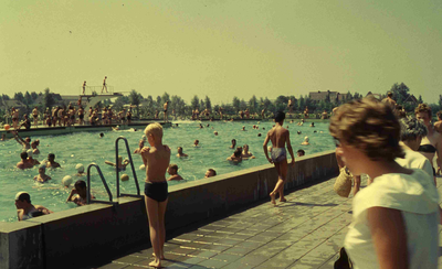 DIA41656 Recreatie in het zwembad De Hoogwerf; September 1963