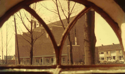 DIA41681 De Ontmoetingskerk, gezien door een stalraam; September 1963