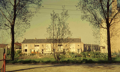 DIA41697 De Wilhelminalaan, gezien vanaf de Vierambachtenkade met rechts een gedeelte van de Ontmoetingskerk; 1963