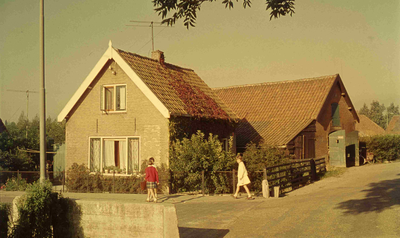 DIA41782 Woning met boerenschuur op de hoek van de Vermaatstraat en Marrewijkseweg; 1963