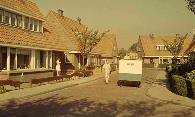 DIA41784 De melkboer in de Vermaatstraat; 1963