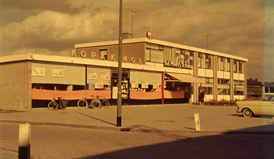 DIA41837 Winkels langs de Rembrandtstraat: Kopak Mol en v/d Meer Schoenen; 1963