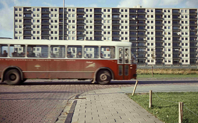 DIA41890 De RTM bus Zeehond rijdt voor de Akeleiflat; 1967