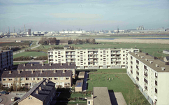 DIA41892 Flatwoningen in Hoogwerf, gezien vanaf de Akeleiflat; op de achtergrond de industrie, links de Voorweg met de ...