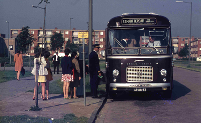 DIA41897 ZWN-bus bij de bushalte langs de Willemshoevelaan, ter hoogte van de Michaëlkerk; September 1969