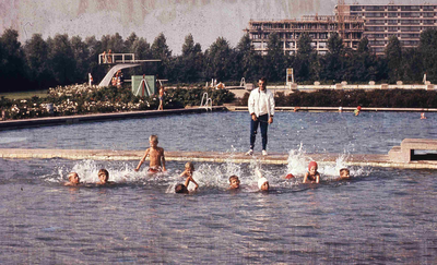 DIA41898 Zwemles in het zwembad De Hoogwerf; September 1969