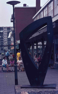 DIA41901 Kunstwerk op winkelcentrum 't Plateau; September 1969