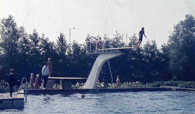 DIA41919 Van de duikplank in Zwembad de Hoogwerf; September 1969