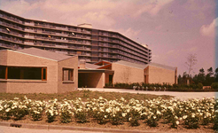 DIA41961 Openbare Bibliotheek, Gewestelijk Arbeidsbureau en op de achtergrond de Marrewijkflat; 1970