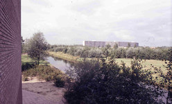 DIA41964 Het park Waterland, op de achtergrond de Marrewijkflat; September 1973