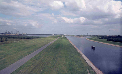 DIA42026 Het Voedingskanaal en de Brielse Maasdijk, gezien vanaf de Hartelbrug; 1973