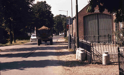 DIA42143 Dorpsstraat in Hekelingen (?); ca. 1963