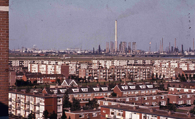 DIA42145 Zicht op de wijk Hoogwerf, de industrie op de Botlek en de Botlekbrug, vanaf de Churchillflat; ca. 1970