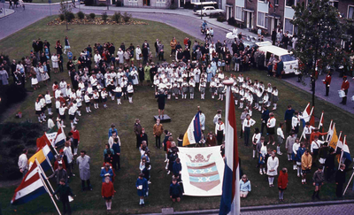 DIA42154 Kinderen met vlaggen en een zangkoor op het grasveld voor het gemeentehuis; ca. 1975