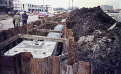 DIA42213 Voorbereiding voor de bouw rond metrostation Hoogvliet: aanleg van riolering; ca. 1972