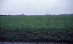 DIA42229 De polder rond Spijkenisse, gezien vanaf de Taurusstraat; ca. 1975