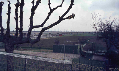 DIA42241 De metrolijn, verhoogd op een viaduct; ca. 1985