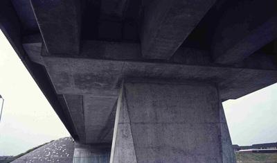 DIA42243 De onderzijde van het viaduct van de metrolijn; ca. 1985