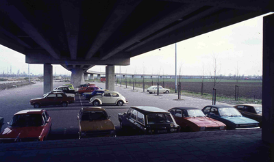 DIA42244 Parkeren onder de metrolijn; ca. 1975