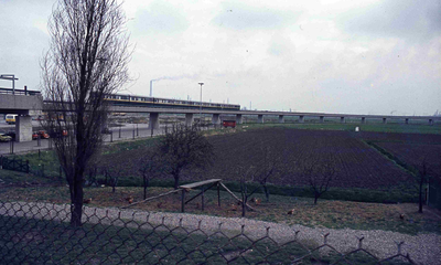 DIA42246 De metro nadert metrostation Hoogvliet; ca. 1985