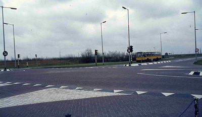 DIA42252 Een ZWN bus nadert een kruising; ca. 1985
