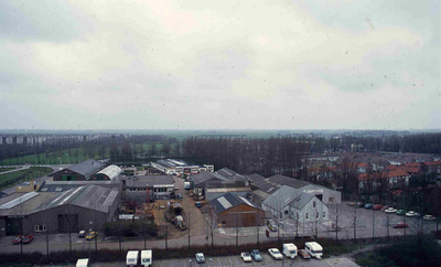 DIA42267 De bedrijven langs de Breeweg en de woningen in de Vogelbuurt, gezien vanaf de Marrewijkflat; ca. 1980