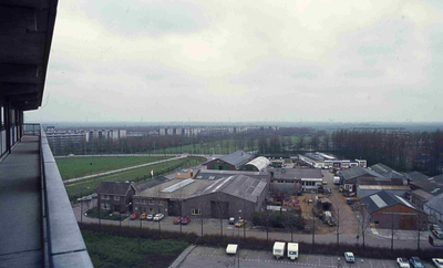 DIA42269 Bedrijven langs de Breeweg, gezien vanaf de Marrewijkflat; ca. 1980