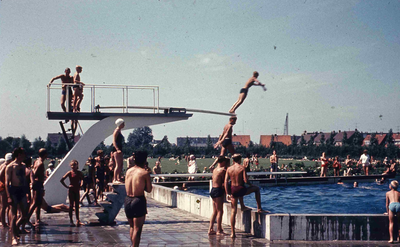 DIA42295 Een jongen springt van de duikplank in Zwembad Hoogwerf; September 1963