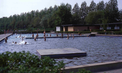 DIA42325 Recreatie in het zwembad Hoogwerf; ca. 1985