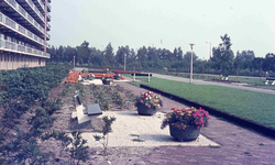 DIA42369 De tuin met bankjes rond de Marrewijkflat; ca. 1985