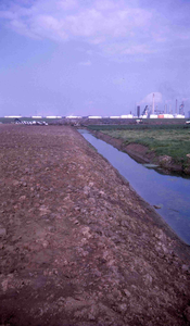 DIA42386 Aanleg van riolering naar de Openbare Begraafplaats De Ommering; ca. 1985