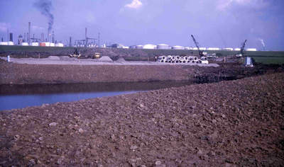 DIA42387 Aanleg van riolering naar de Openbare Begraafplaats De Ommering; ca. 1985