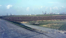 DIA42436 Bomen planten in de groengordel ten noorden van de wijk Hoogwerf; ca. 1972