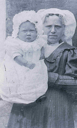 DIA42481 Moeder Klaasje Koorneef-Romeyn (27 jaar) + broer Jo (7 maanden); ca. 1909
