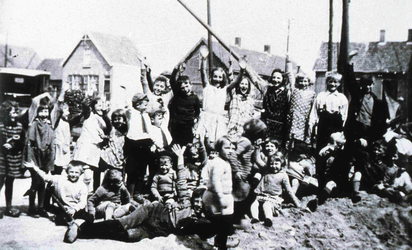 DIA42483 Een zandschipper bracht zand en de jeugd speelde daar op de Kade in; 21 mei 1931