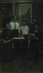 DIA42488 Aan de achterzijde van Voorstraat 46: het gezin C. Koornneef; ca. 1915