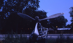 DIA42496 Het oorlogsmonument langs de Hekelingseweg, waarin de propeller van het op 8 november 1941 neergestorte Engels ...