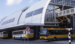 DIA42514 Metrostation Spijkenisse Centrum met naastgelegen busstation; Augustus 1990
