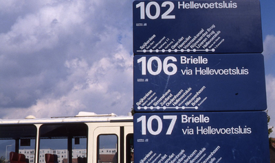 DIA42519 Busstation naast metrostation Spijkenisse Centrum: borden met haltes van lijndiensten 102, 106 en 107; Augustus 1990