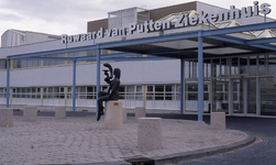 DIA42541 Ziekenhuis Ruwaard van Putten: met het kunstwerk De Godin van de Gezondheid; Augustus 1990