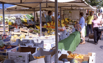 DIA42561 De weekmarkt in Spijkenisse: groentekraam; Augustus 1990