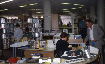 DIA42577 De Openbare Bibliotheek van Spijkenisse: de uitleenbalie; Augustus 1990