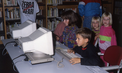 DIA42580 De Openbare Bibliotheek van Spijkenisse: kinderen achter computers; Augustus 1990
