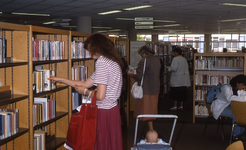 DIA42581 De Openbare Bibliotheek van Spijkenisse: bezoekers kiezen boeken uit; Augustus 1990