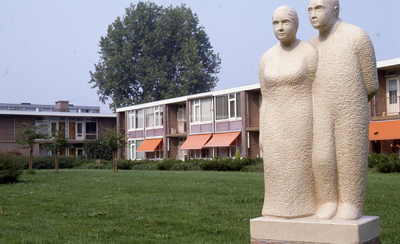 DIA42630 Standbeeld Het bejaard echtpaar van Hansje den Hollander; Augustus 1990
