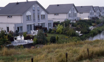 DIA42719 Woningen langs de Nigerstraat en Nijlstraat, gezien vanaf de Maasboulevard; Augustus 1990